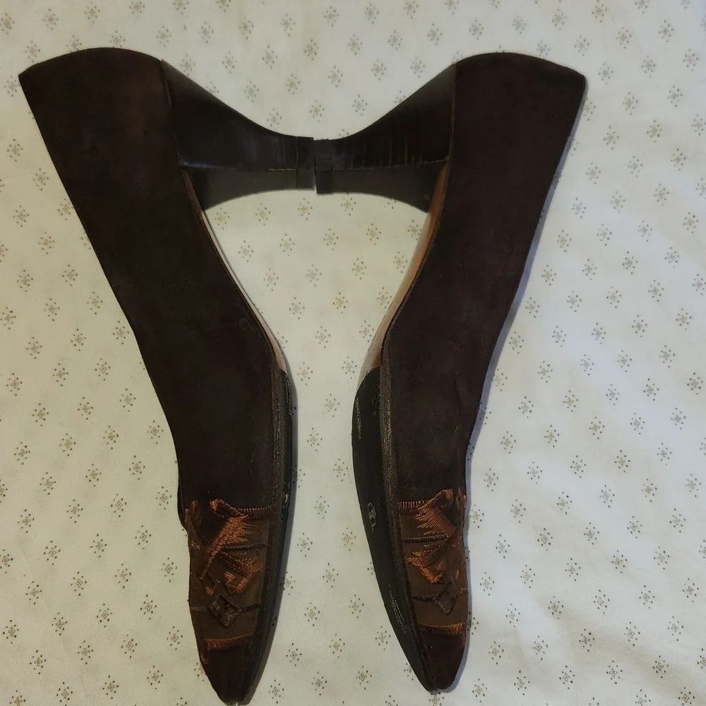 Sergio Rossi Brown Suede Embroidered Toe Kitten Heels Pumps sz 38.5/8.5